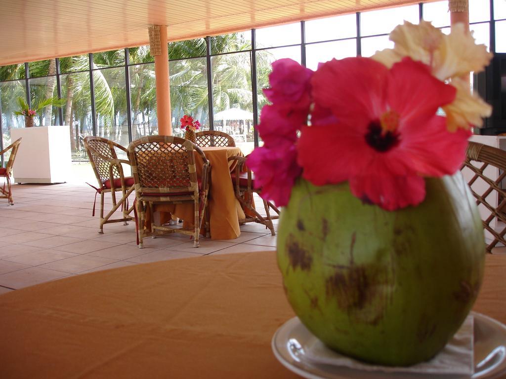 Marina Park Hotel Fortaleza  Zewnętrze zdjęcie A coconut drink